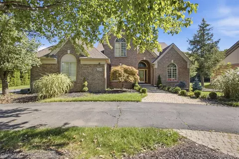 27568 Rainbow Cir, Lathrup Village, MI 48076