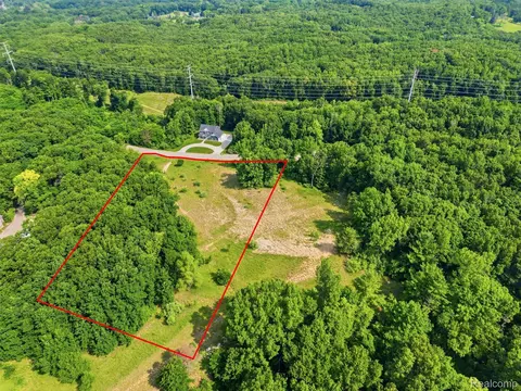 20 Grand Summit Dr, Tyrone, MI 48430
