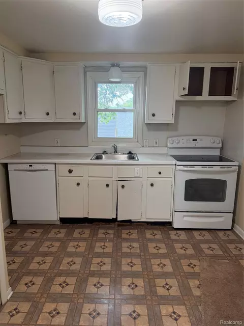 Kitchen - 317 E Maplehurst St E, Ferndale, MI 48220 photo 2 of 2