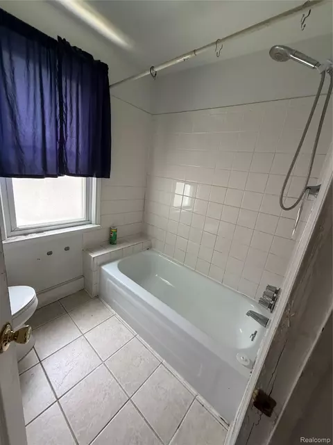 Bath - 317 E Maplehurst St E, Ferndale, MI 48220 photo 1 of 2