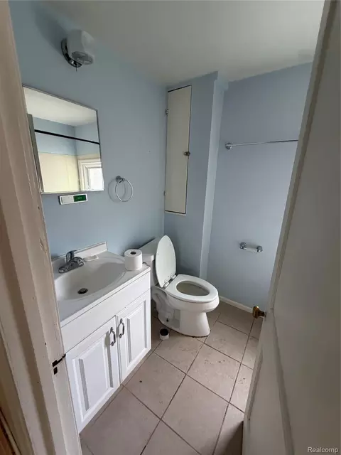 Bath - 317 E Maplehurst St E, Ferndale, MI 48220 photo 2 of 2