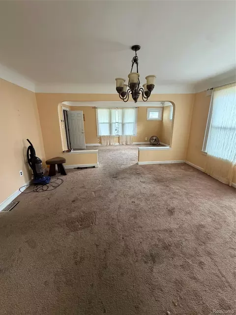 Living - 317 E Maplehurst St E, Ferndale, MI 48220 photo 1 of 2