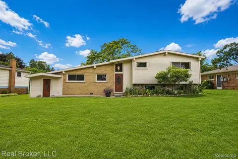 1318 S Williams Lake Rd, White Lake, MI 48386