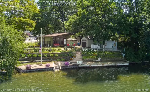 420 Bellevue Ave, Lake Orion, MI 48362