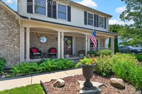 2305 Huntington Dr, Lake Orion, MI 48360