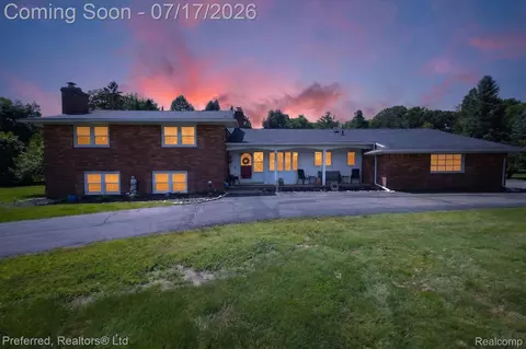 22519 Woodrising Ln, Farmington Hills, MI 48335