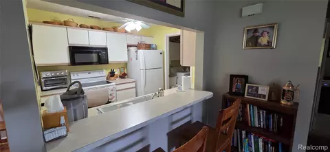 Kitchen - 46246 Baldwin Dr #45, Macomb, MI 48044 photo 2 of 2