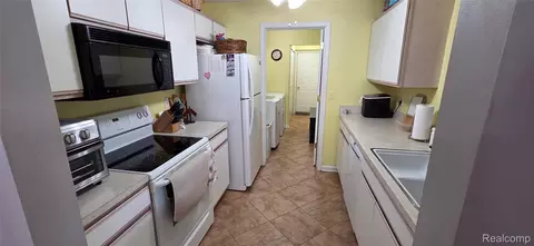 Kitchen - 46246 Baldwin Dr #45, Macomb, MI 48044 photo 1 of 2