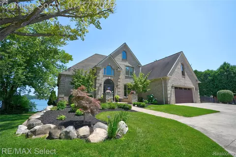 14007 Swanee Beach Dr, Fenton, MI 48430