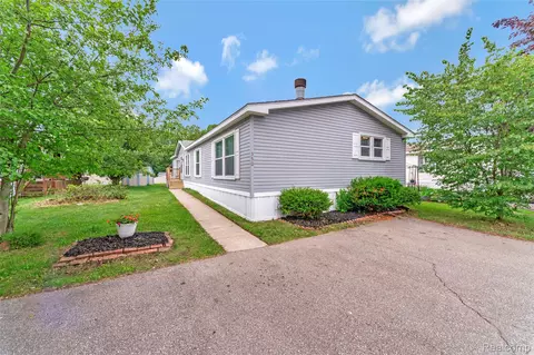 350 Trillum Trl, Oxford, MI 48371