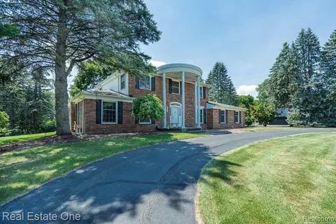 2633 New England Dr, Rochester Hills, MI 48309