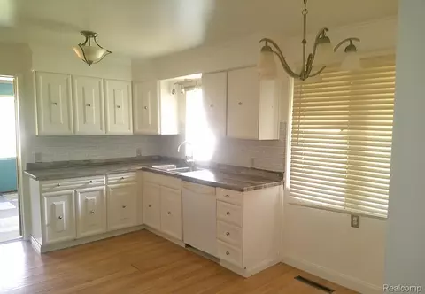 433 Crestview St, Flushing, MI 48433 photo 14