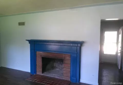 Living - 433 Crestview St, Flushing, MI 48433 photo 2 of 2