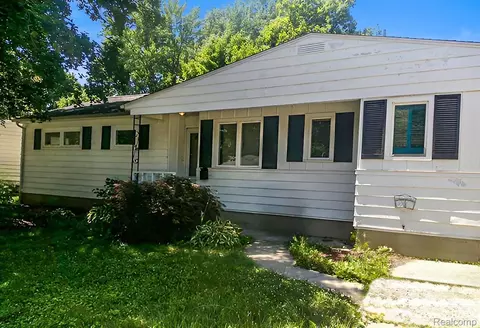 433 Crestview St, Flushing, MI 48433 photo 3