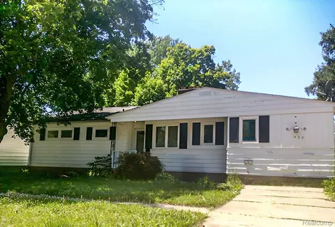 433 Crestview St, Flushing, MI 48433 photo 2