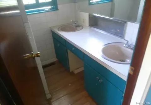 Bath - 433 Crestview St, Flushing, MI 48433 photo 1 of 2