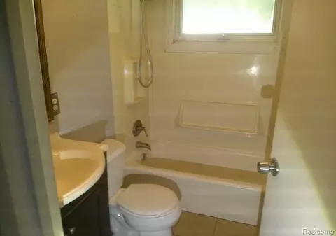 Bath - 433 Crestview St, Flushing, MI 48433 photo 2 of 2