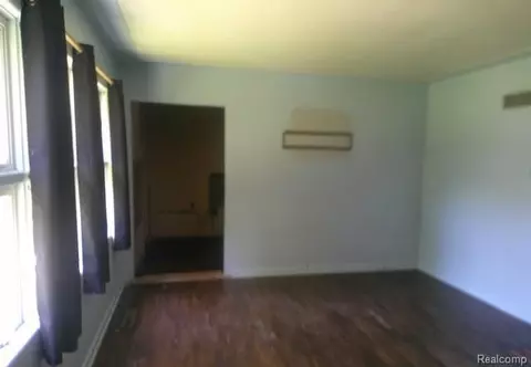 Living - 433 Crestview St, Flushing, MI 48433 photo 1 of 2