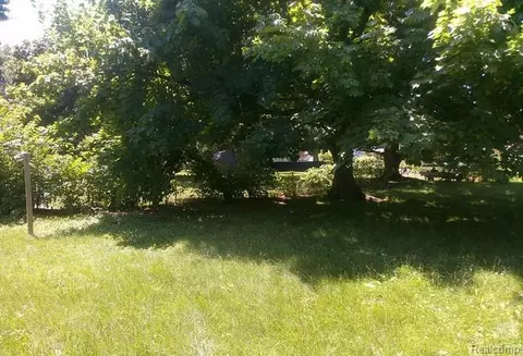 Exterior - 433 Crestview St, Flushing, MI 48433 photo 1 of 3