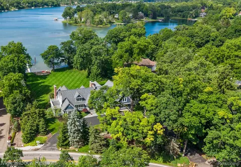4875 Old Orchard Trl, Orchard Lake Village, MI 48324