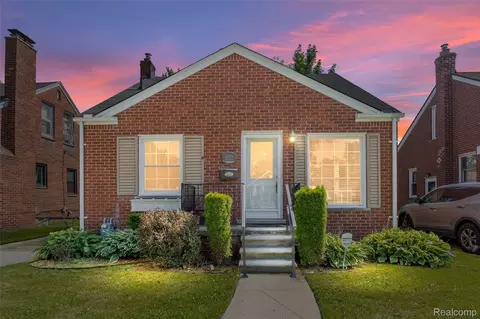 20934 Hunt Club Dr, Harper Woods, MI 48225