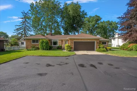 25651 S River Rd, Harrison, MI 48045