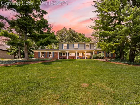 6730 Meadowlake Rd, Bloomfield Hills, MI 48301