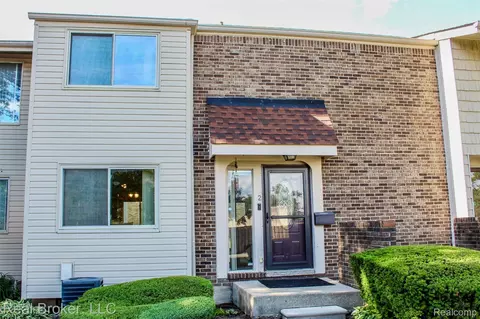 2 Woodbridge Towne St, Southfield, MI 48075