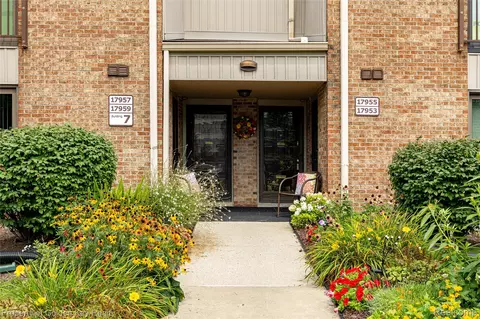 17955 University Park Dr, Livonia, MI 48152
