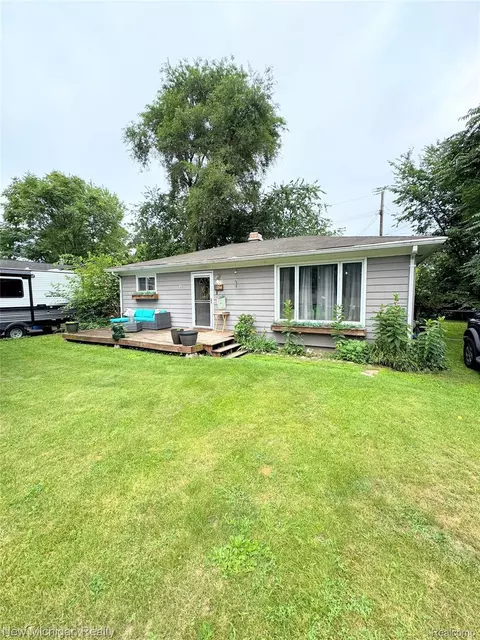870 Farnsworth Rd, White Lake, MI 48386