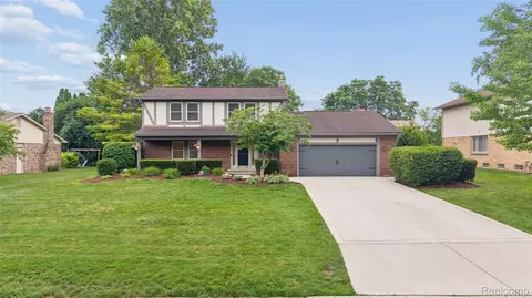 33143 Oak Hollow St, Farmington Hills, MI 48334