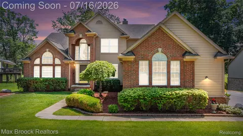 2322 Sandlewood Dr, White Lake, MI 48383