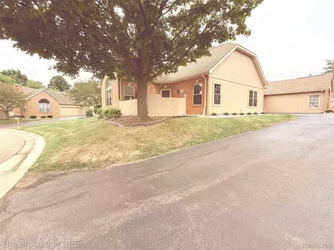 610 Perry Creek Dr, Grand Blanc, MI 48439