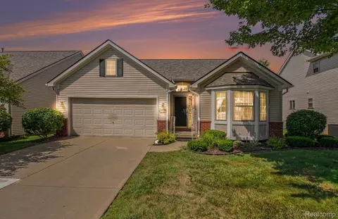4442 Maple Creek Dr #23, Grand Blanc, MI 48439