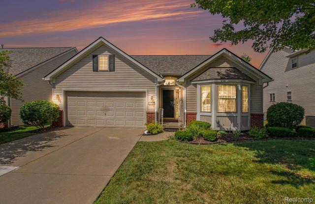 4442 Maple Creek Dr #23, Grand Blanc, MI 48439