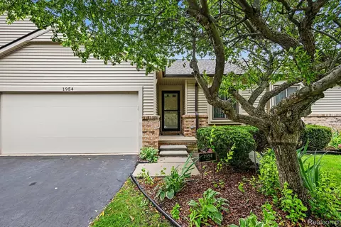 1954 Ash Ct, Waterford, MI 48328