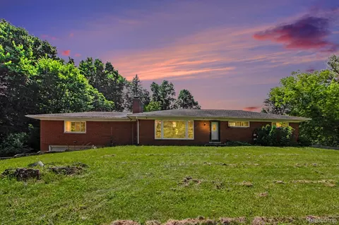 1131 Lake Lane Dr, White Lake, MI 48386