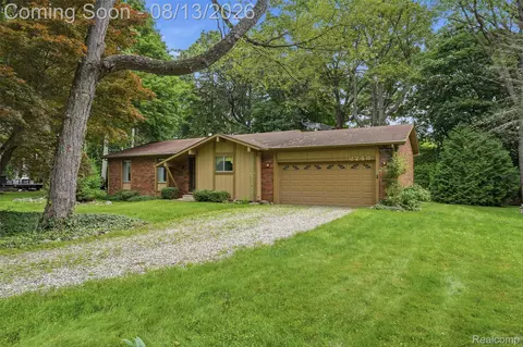2742 Parkway Pl, Hartland, MI 48353