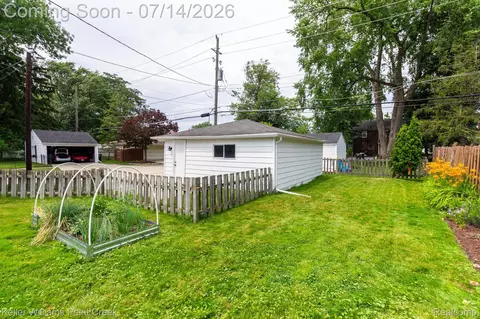 Exterior - 1466 Hampton Rd, Grosse Pointe Woods, MI 48236 photo 2 of 10
