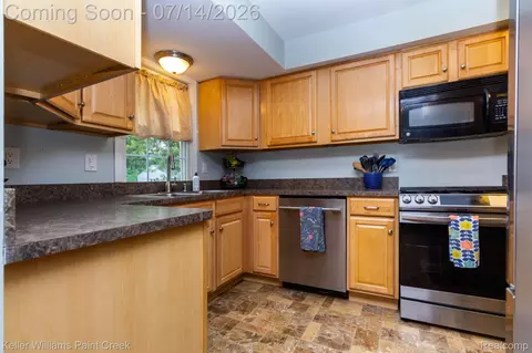 Kitchen - 1466 Hampton Rd, Grosse Pointe Woods, MI 48236 photo 1 of 3