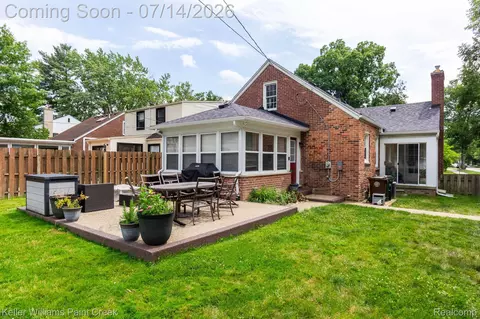 Exterior - 1466 Hampton Rd, Grosse Pointe Woods, MI 48236 photo 4 of 10