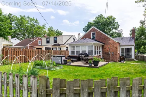 Exterior - 1466 Hampton Rd, Grosse Pointe Woods, MI 48236 photo 3 of 10