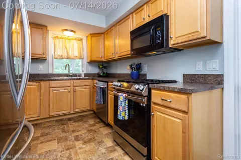 Kitchen - 1466 Hampton Rd, Grosse Pointe Woods, MI 48236 photo 2 of 3
