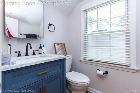 Bath - 1466 Hampton Rd, Grosse Pointe Woods, MI 48236 photo 3 of 3