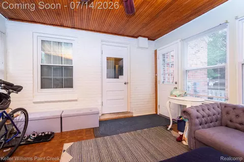 Exterior - 1466 Hampton Rd, Grosse Pointe Woods, MI 48236 photo 9 of 10