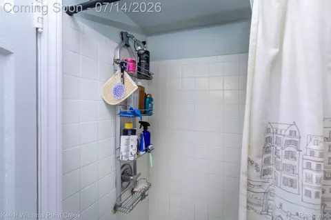 Bath - 1466 Hampton Rd, Grosse Pointe Woods, MI 48236 photo 2 of 3