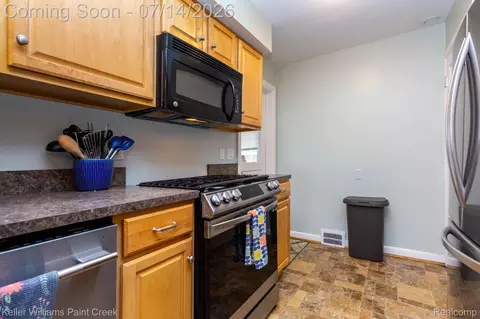Kitchen - 1466 Hampton Rd, Grosse Pointe Woods, MI 48236 photo 3 of 3