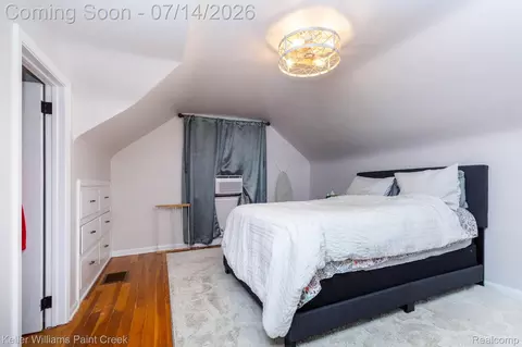 Bedroom - 1466 Hampton Rd, Grosse Pointe Woods, MI 48236 photo 5 of 7