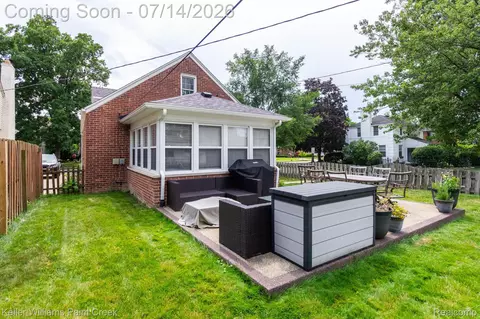 Exterior - 1466 Hampton Rd, Grosse Pointe Woods, MI 48236 photo 5 of 10