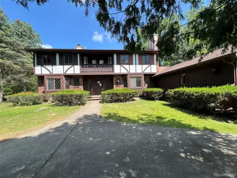 1250 Club Dr, Bloomfield Hills, MI 48302